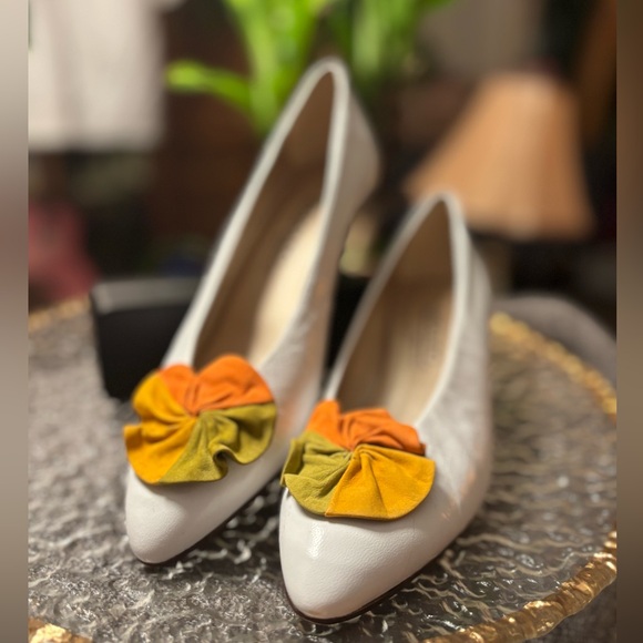 Vintage Bandolino Made in Italy Ivory Leather Pumps with Sculptural Bow 8.5 N - Picture 3 of 16